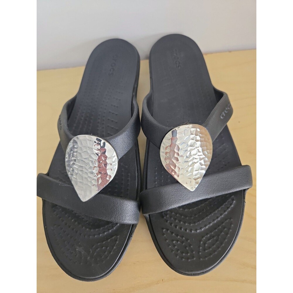 CROCS Sanrah Silver Medallion Black Dual Comfort Sz10 Womens Flip Flop Sandals